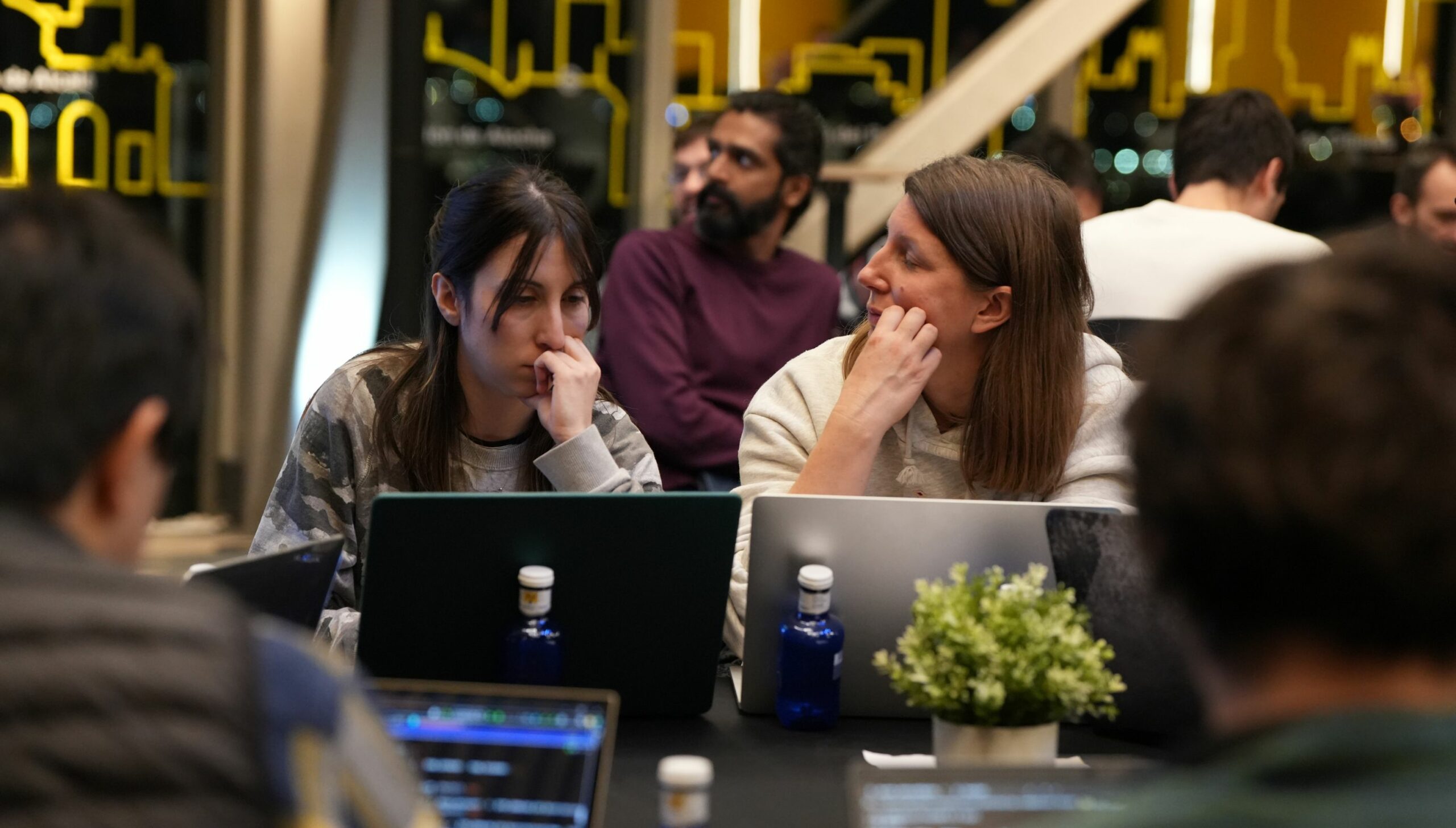Llegó sola a su primer evento tech y encontró una comunidad